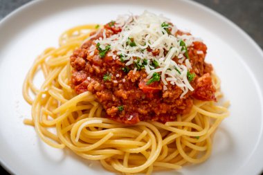 Spagetti bolonez domuz eti ya da kıymalı domates soslu spagetti İtalyan yemeği tarzı.