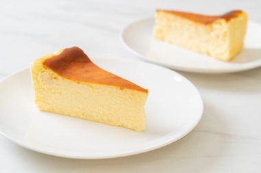 Beyaz tabakta ev yapımı cheesecake.
