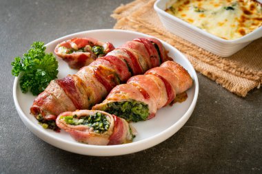 Fırında domuz pastırması, ıspanak ve peynir.