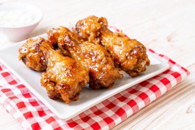 Kore usulü soslu kızarmış tavuk.