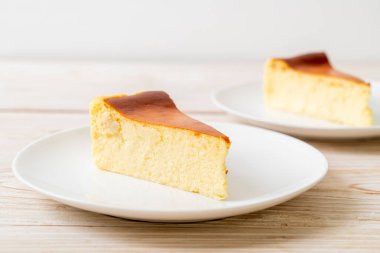 Beyaz tabakta ev yapımı cheesecake.