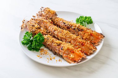 Beyaz tabakta sarımsaklı Mantid Karidesi Karıştır