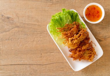 Kızarmış Enoki Mantarı veya Altın İğne Mantarı - vejetaryen ve vejetaryen yemek tarzı