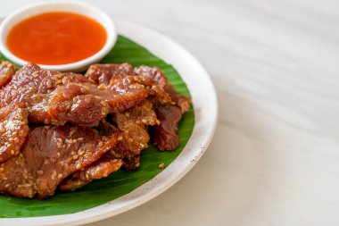 Tabakta sosla kurutulmuş domuz eti.