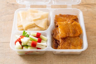 Teslimat kutusunda Pekin Ördeği - Çin yemeği tarzı