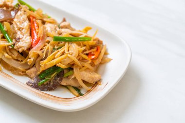 Zencefilli kızarmış tavuk. Asya usulü.