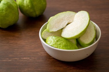 taze guava meyveleri (tropikal meyve) dilimlenmiş
