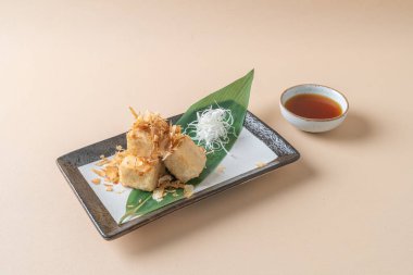 (Japon usulü soya sosuyla servis edilen kızarmış tofu.