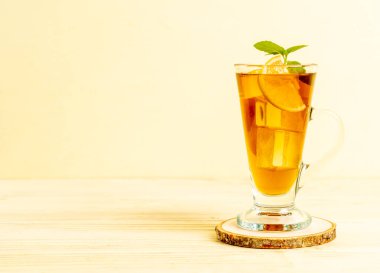 Bir bardak naneli buzlu limon çayı.