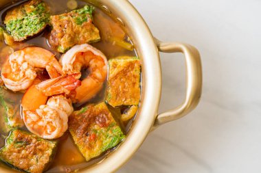 Karides ve sebze omletli Tamarind Paste 'den yapılmış ekşi çorba - Asya usulü.