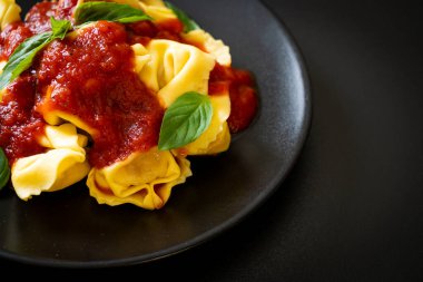 Domates soslu İtalyan tortellini makarnası - İtalyan yemeği tarzı.
