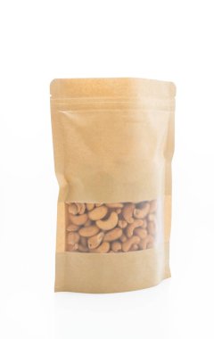Beyaz arka planda izole edilmiş kaju fıstığı torbası.