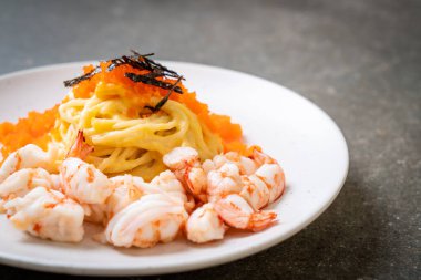 karides ve karides yumurtalı spagetti kremalı - füzyon yiyecek tarzı