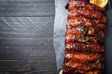 Izgara ve ızgara domuz pirzolası.