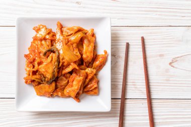 Kore usulü kimchi ile kızartılmış domuz eti.