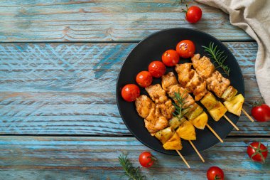 Tabakta ızgara tavuk ızgara şiş.