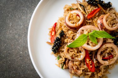 Ev yapımı Basil ve Baharatlı Bitki Kızarmış Pirinç Kalamar veya Ahtapot - Asya yemek tarzı