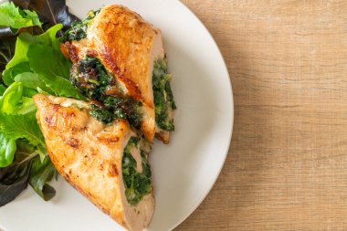 Peynir ve ıspanakla doldurulmuş fırında tavuk göğsü.