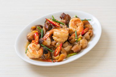 Karidesli haşlanmış deniz hıyarı Asya usulü.