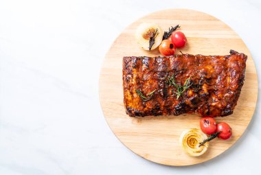 Izgara ve ızgara domuz pirzolası.