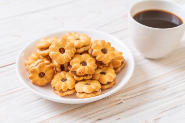 Hindistan cevizli bisküvi ve ananas reçeli.