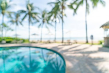 Lüks otel tatil beldesinde yüzme havuzu etrafında soyut bulanık yatak havuzu - tatil konsepti