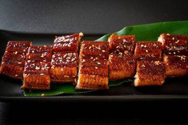 Dilimlenmiş yılan balığı ya da soslu ızgara unagi (Kabayaki) - Japon yemeği tarzı.