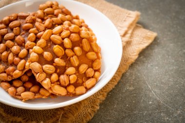 Thai Fıstık Kurabiyeleri tabakta