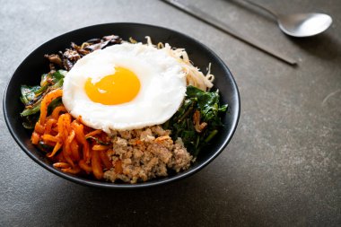 Bibimbap, Kore baharatlı salata pilav ve sahanda yumurta. Geleneksel Kore yemeği tarzı.
