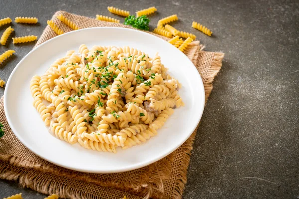 Spirali Oder Spiralnudeln Mit Pilzcremesauce Und Petersilie Italienische Küche — Stockfoto