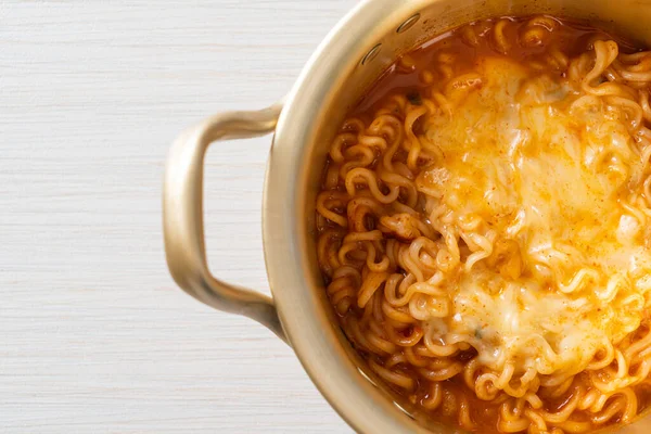 Mangkuk Mie Instan Pedas Korea Dengan Keju Mozzarella — Stok Foto