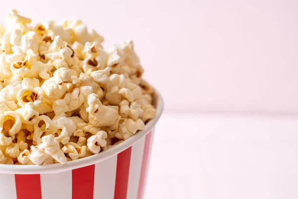 Film Popcorn Eimer Auf Holz Hintergrund — Stockfoto