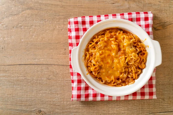 Pittige Instant Noodle Bowl Met Mozzarella Kaas — Stockfoto