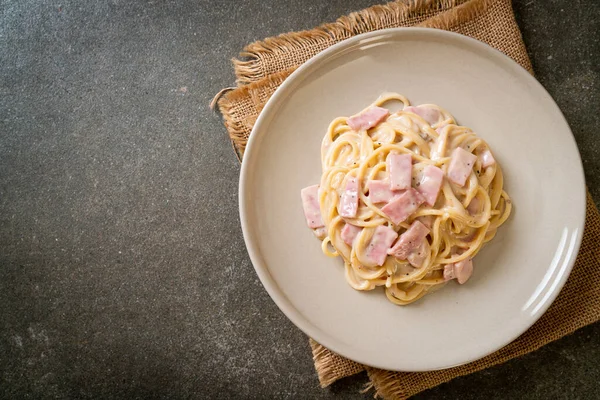 Domowe Spaghetti Biały Sos Kremowy Szynką Włoski Styl Żywności — Zdjęcie stockowe