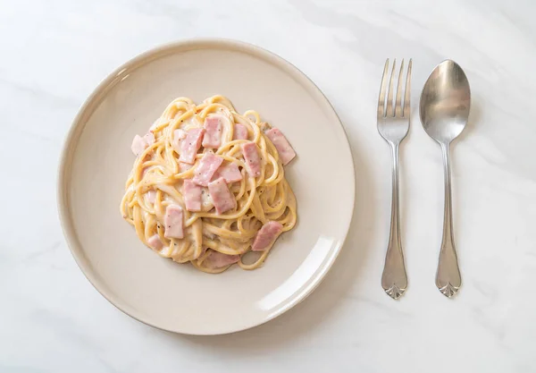 Domowe Spaghetti Biały Sos Kremowy Szynką Włoski Styl Żywności — Zdjęcie stockowe