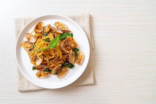 Перемешать Жареные Спагетти Моллюсками Чесноком Чили Fusion Food Style — стоковое фото