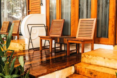 Otelin havuzunda havuz çevresinde şemsiye ve bilardo takımı.