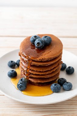 Yaban mersinli ve ballı krep yığını.