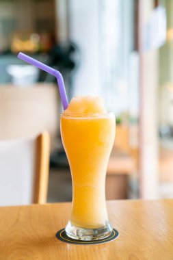 Kafe restoranında portakal suyu karışımı smoothie bardağı