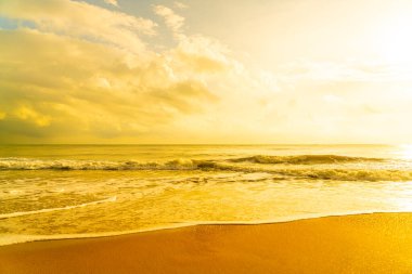 Güneşin doğuşunda ya da batışında güzel ve boş sahil denizi