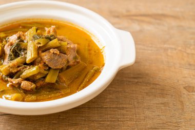 Sabah ihtişamıyla Tayland usulü domuz eti.