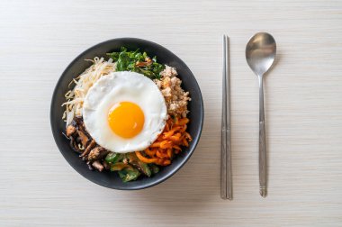Bibimbap, Kore baharatlı salata pilav ve sahanda yumurta. Geleneksel Kore yemeği tarzı.