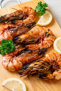 Tahtada limonlu karides ya da ızgara kaplan karidesi