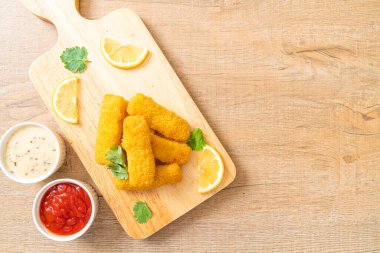 Kızarmış balık çubuğu ya da soslu patates kızartması.