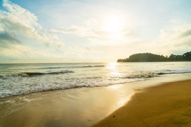 Güneşin doğuşunda ya da batışında güzel ve boş sahil denizi