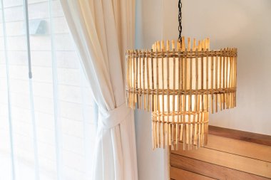 Yatak odasındaki yan yatağın üzerinde asılı duran güzel lamba süsü.