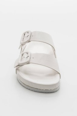 Kadınlar beyaz arka plan üzerinde izole sandalet deri