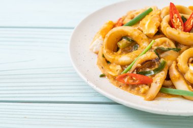 Kızarmış kalamar ya da ahtapotu tuzlu yumurtayla karıştırın - Asya yemeği tarzı