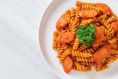 domates soslu ve sosisli spiral ya da spiralli makarna İtalyan yemek stili.
