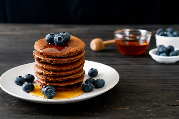 Yaban mersinli ve ballı krep yığını.